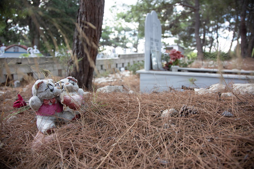 Groby uchodźców na wyspie Samos. Grecja. 2021 r.