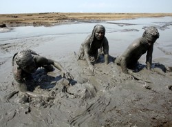 Kąpiel w błocie przypomina o wulkanicznej tragedii