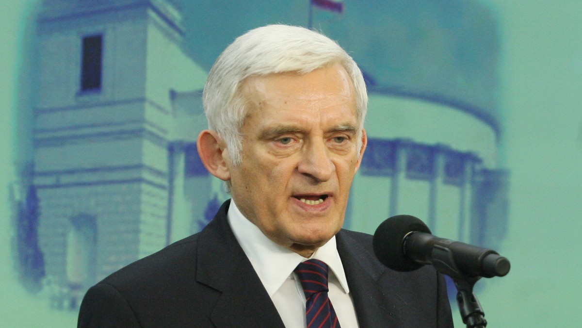 Jerzy Buzek w specjalnym wywiadzie dla Onet.pl przedstawił swoje największe osiągnięcia na forum Unii Europejskiej. Jak mówi, by osiągnąć wspólny sukces w wymiarze europejskim, dokładał do unijnych działań "swoją cegiełkę".