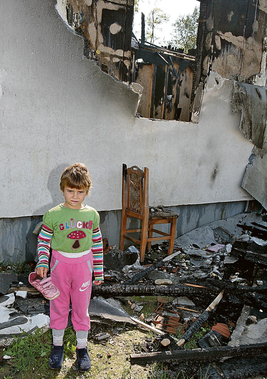 Patnja: U gareži bivše kuće Ivana je tražila svoju obuću i igračke...