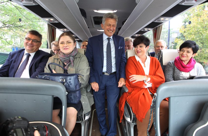 Wesoły autobus PiS. Gdzie tak pędzi?!