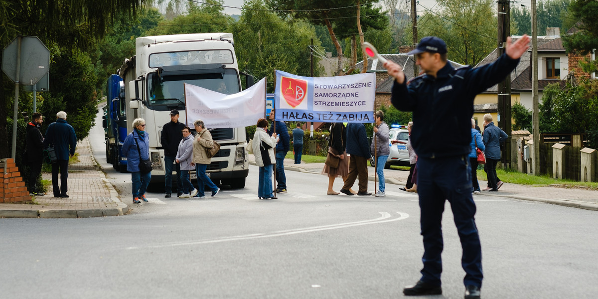Mieszkańcy Strzemieszyc znów wyszli na drogę. Protestują przeciwko jadącym tirom pod ich oknami
