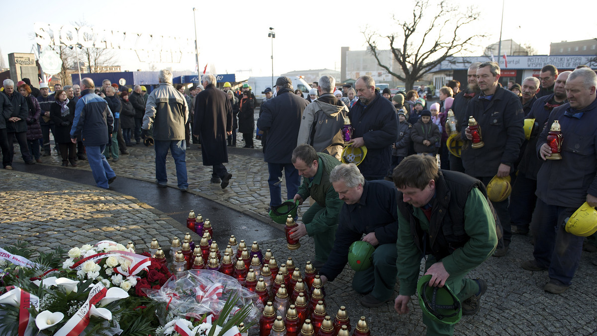 Od złożenia przez delegację pracowników Stoczni Gdańsk kwiatów pod Pomnikiem Poległych Stoczniowców rozpoczęły się w piątek przed południem w Gdańsku obchody rocznicy Grudnia '70.