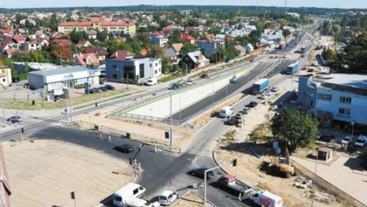 Samochody osobowe i autobusy komunikacji miejskiej od wczoraj skręcają w ul. Wasilkowską, by udać się w stronę centrum miasta. Zasady te będą obowiązywały do piątku. Ponadto od tunelu do ul. Zacisze ruch przebiegać będzie lewą jezdnią w obu kierunkach.