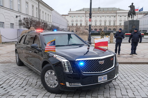 Wizyta prezydenta USA Joe Bidena. Cadillac One z prezydentem USA Joe Bidenem wyjeżdża z Pałacu Prezydenckiego w Warszawie po zakończeniu spotkania z prezydentem RP Andrzejem Dudą