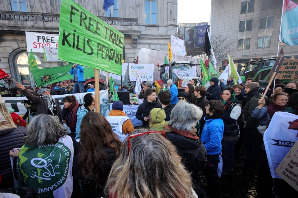 Protest rolników w Brukseli. Policja użyła gazu łzawiącego i armatek wodnych