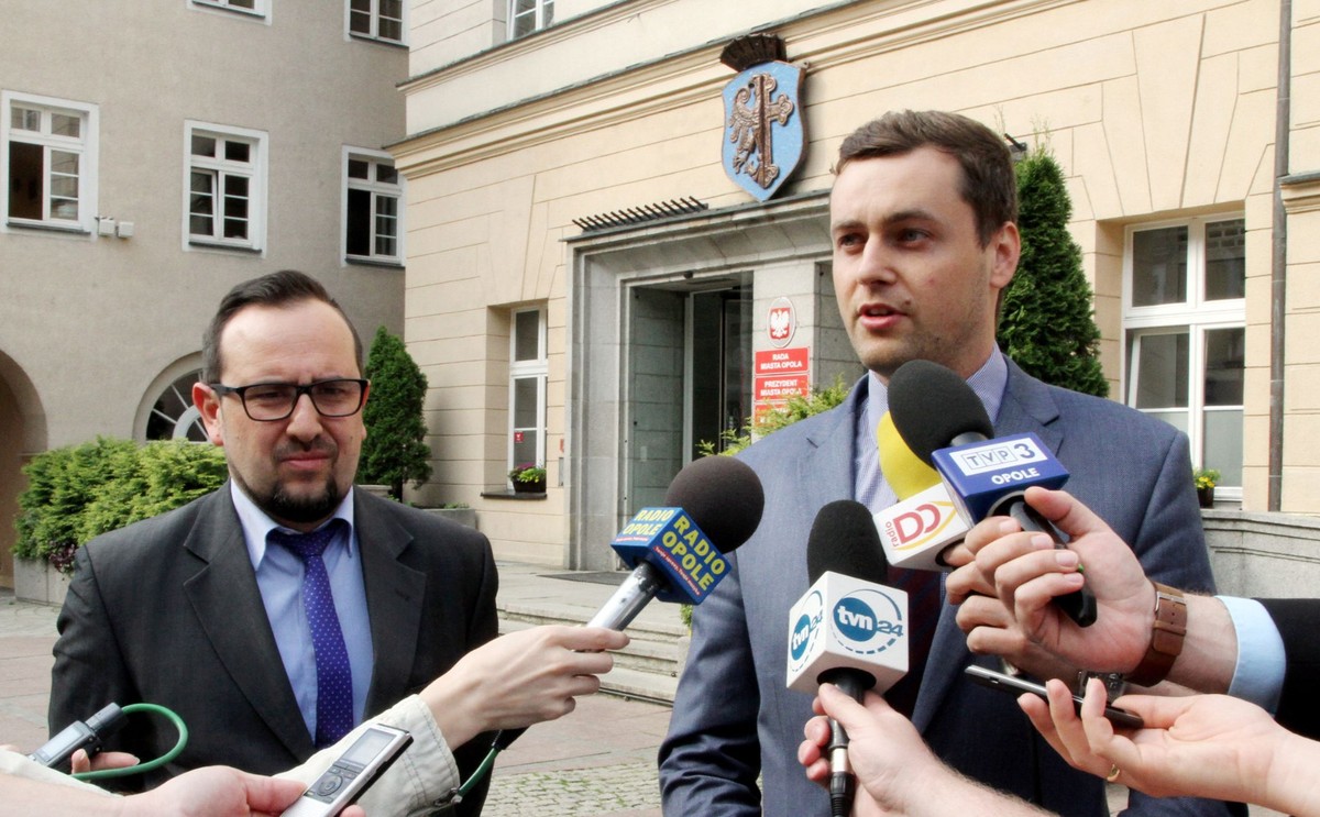 Przewodniczący klubu radnych PiS w Radzie Miasta Opola Sławomir Batko (P) i radny PiS Marek Kawa
