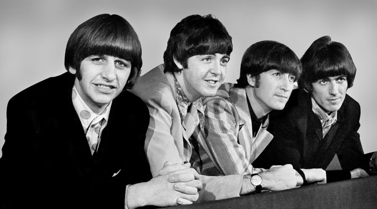 The Beatles. Ringo Starr és Paul McCartney (a kép bal oldalán) még köztünk van, John Lennon és George Harrison (a kép jobb oldalán) már eltávozott. De talán még nem akarják elengedni őket, a mesterséges intelligencia pedig esélyt ad a közös munkára. / Fotó: NorthFoto