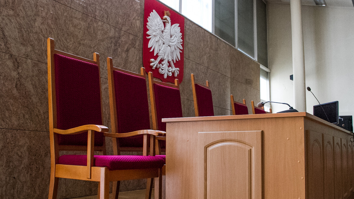 Sąd Rejonowy w Skierniewicach uznał, że b. komendant wojewódzki milicji w Skierniewicach jest winny bezprawnego pozbawienia wolności 36 działaczy opozycji, którzy jego decyzją zostali internowani w grudniu 1981 roku. Mężczyznę skazano na 2 lata więzienia w zawieszeniu na 3 lata.