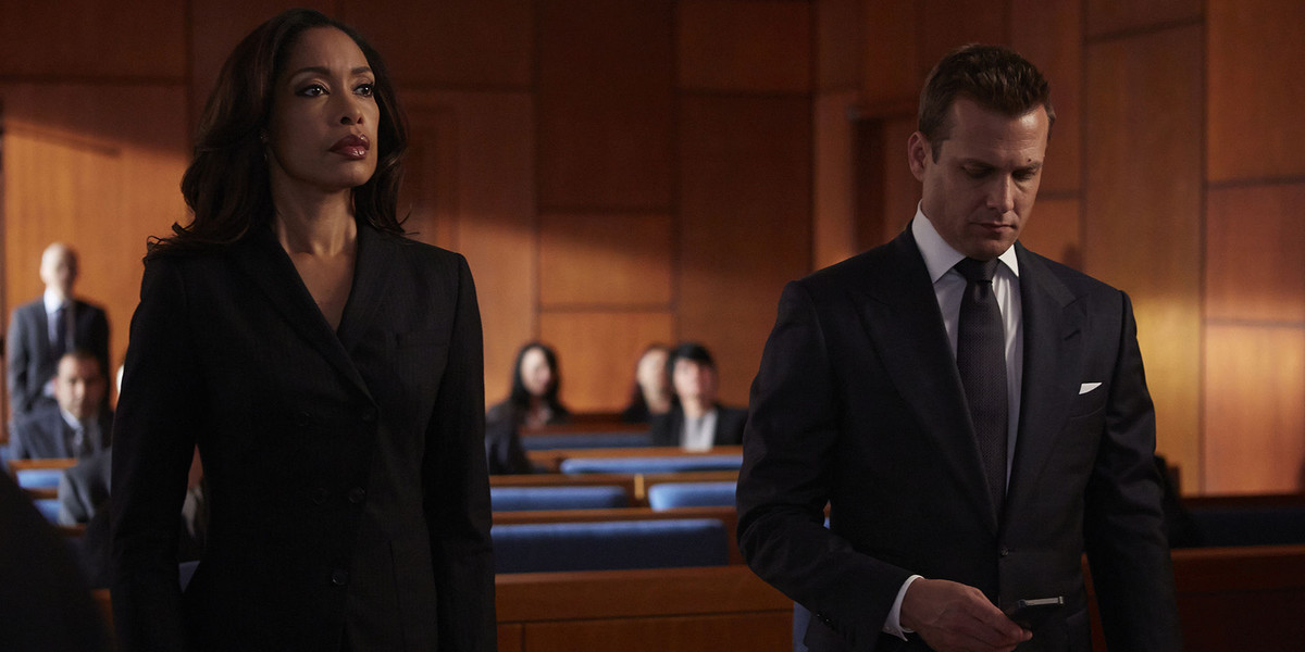 Jessica (po lewej), szefowa kancelarii prawniczej w serialu "Suits", to przykład opanowania w kryzysowych sytuacjach
