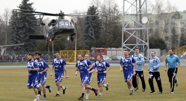 Śmigłowiec Black Hawk produkowany przez PZL Mielec wylądował 3. marca na stadionie w Mielcu