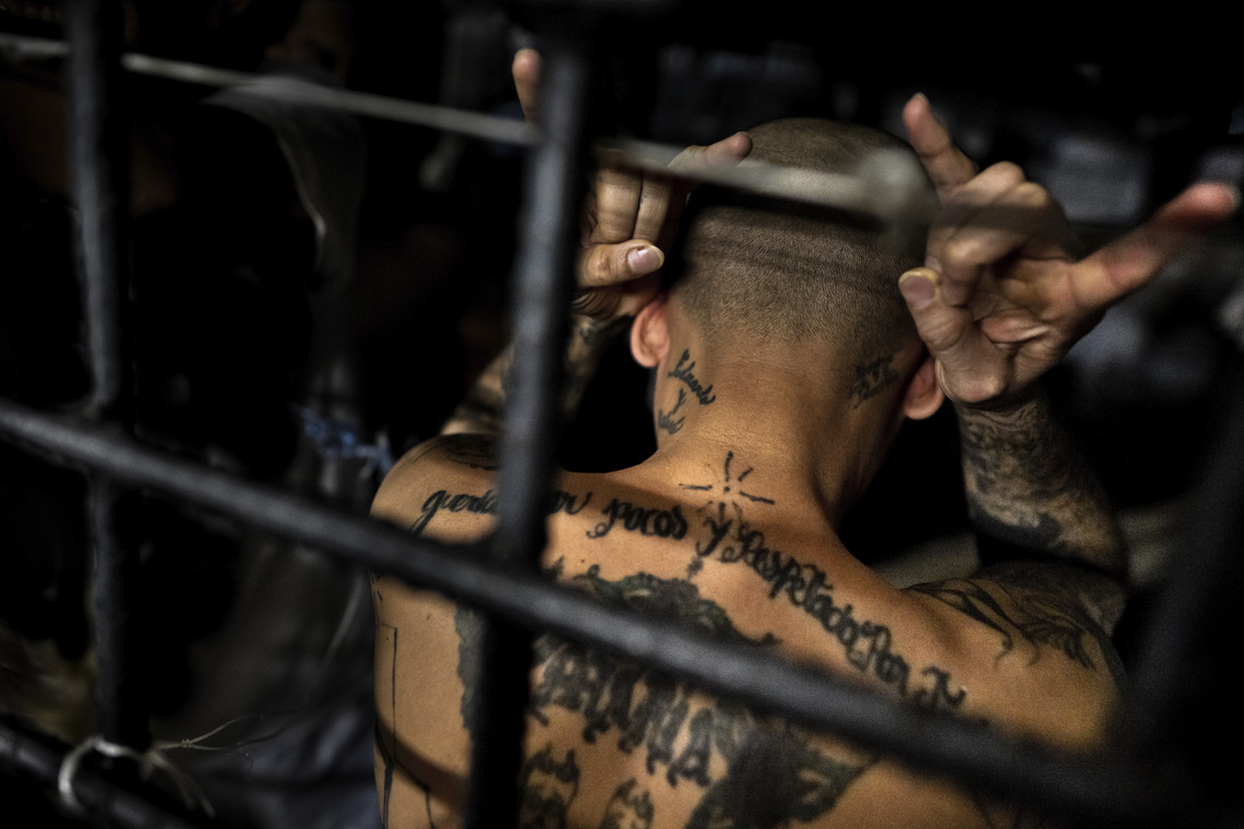 Członek gangu Mara Salvatrucha 13 z charakterystycznymi tatuażami