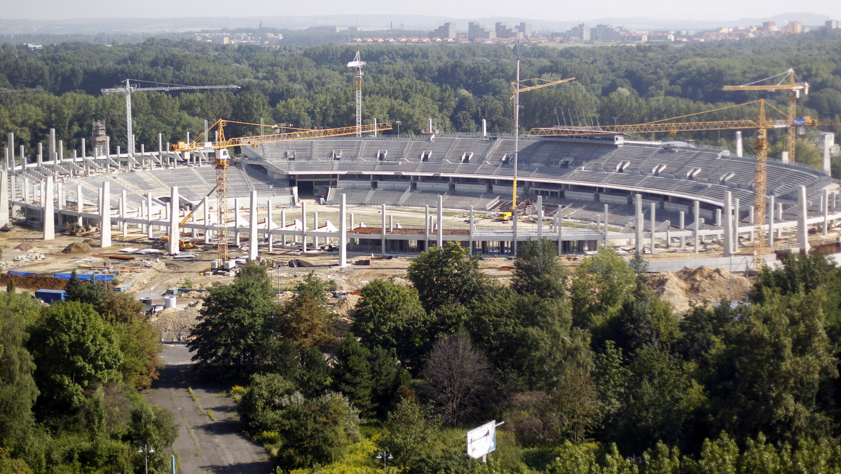 Na Stadionie Śląskim w Chorzowie rozpoczyna się budowa dachu. Będzie to największy dach na piłkarskich stadionach w Europie - informuje RMF FM.