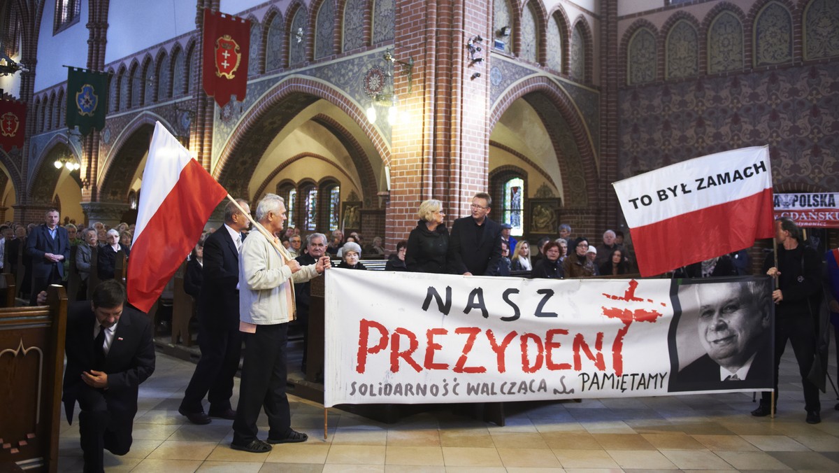 Podczas pogrzebu Anny Walentynowicz do kościoła weszła grupa ludzi z transparentami. Na jednym z nich było widać napis: "to był zamach".