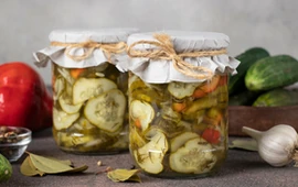 salatka-z-przerosnietych-ogorkow-do-sloikow-jakub-kuron-poleca-ten-przepis