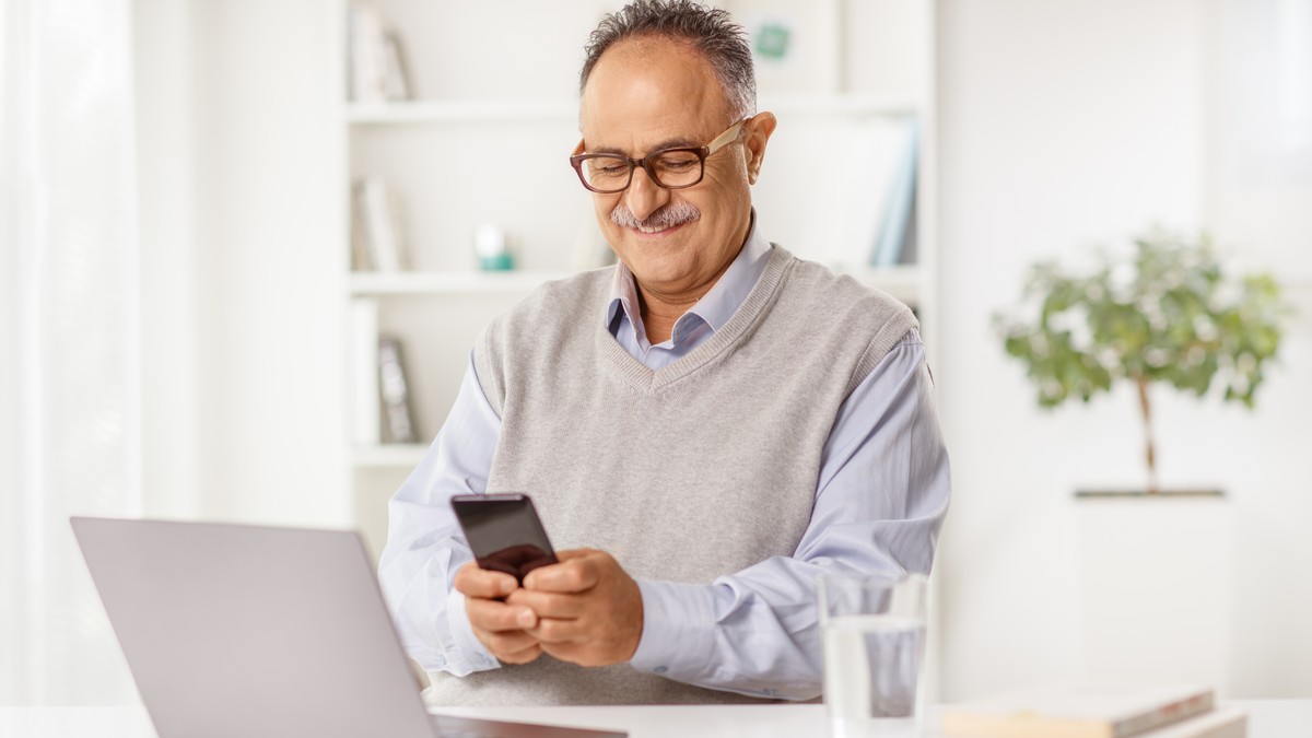 Starji čovek sa mobilnim 