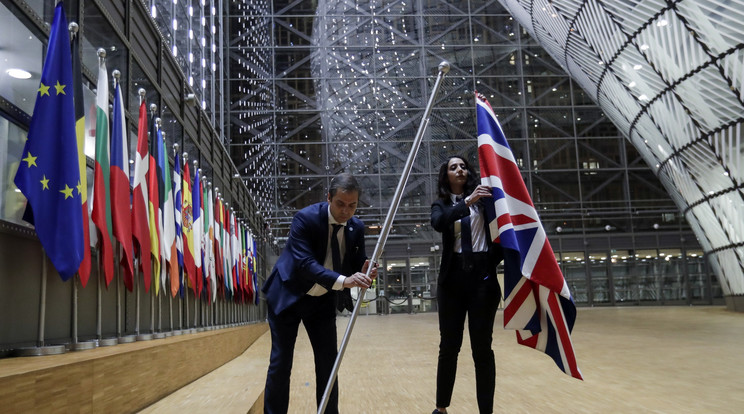 Brexit - Eltávolítják a brit zászlót az Európai Parlament brüsszeli székháza elől a brit kiválás napján / Fotó: MTI/AP/Olivier Matthys