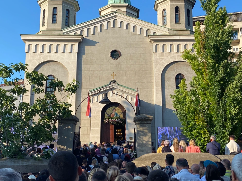 Građani ispred Vaznesenjske crkve