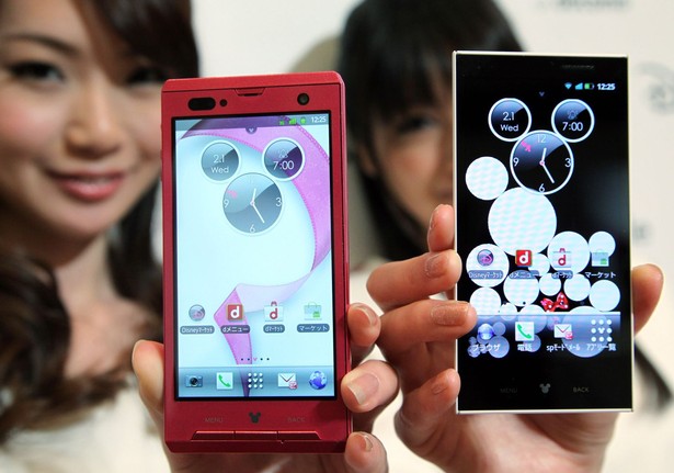 Smartfony "Disney Mobile of DoCoMo": I F-08D Fujitsu, (po lewej) i P-05D Panasonic