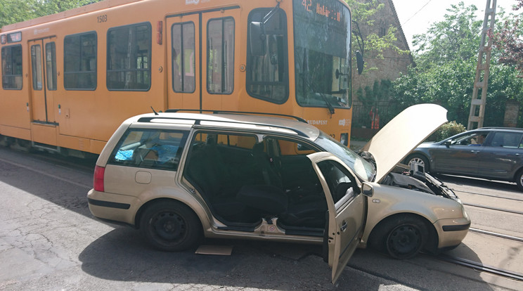 Villamos és autó ütközött Kispesten, egy ember beleszorult a kocsiba / Fotó: Blikk / Fotó: Blikk