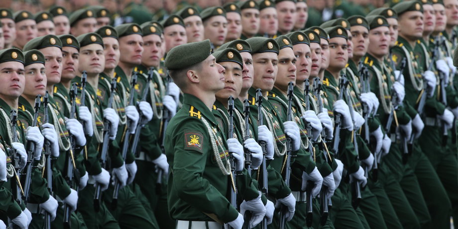 Rosyjscy żołnierze na defiladzie 9 maja.