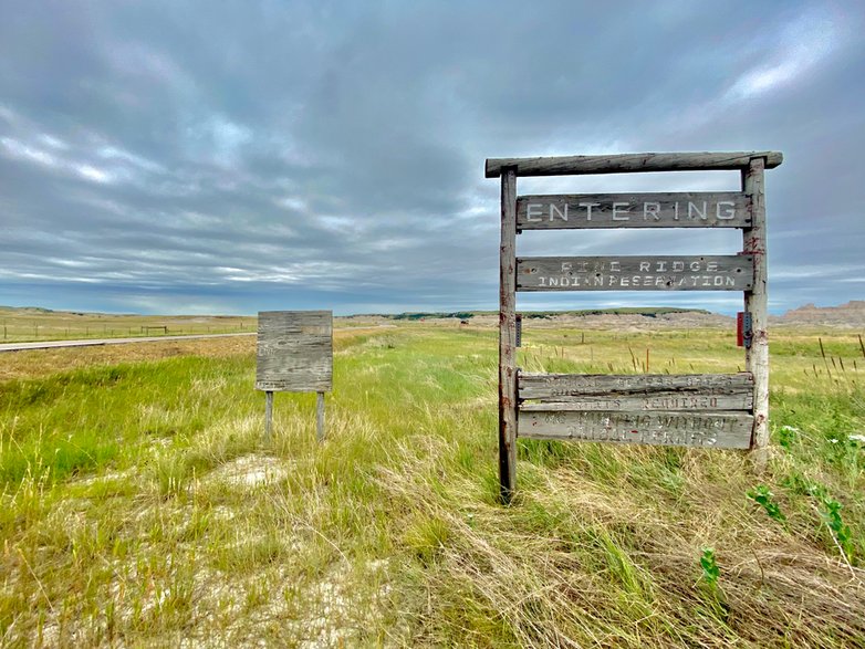 Wjazd do rezerwatu Pine Rigde, w którym znajduje się Wounded Knee