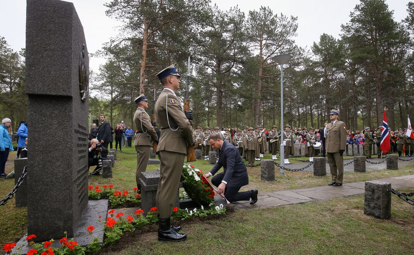 Prezydent Andrzej Duda podczas ceremonii złożenia wieńca