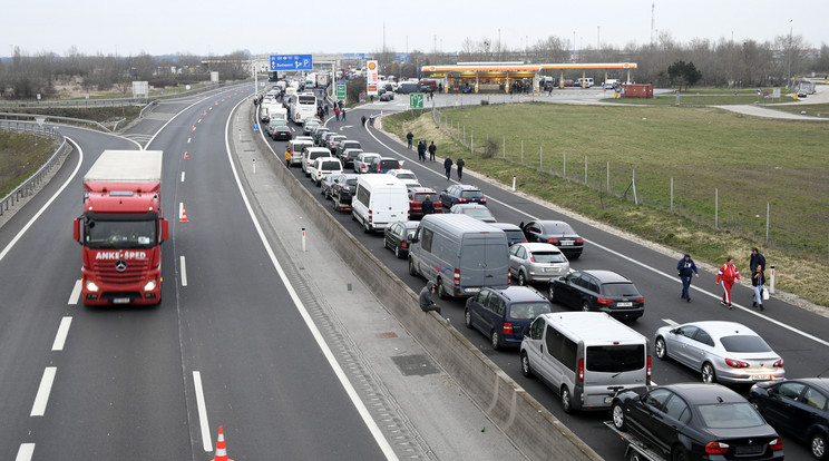 Kocsisor az osztrák határnál (Képünk illusztráció) / Fotó: MTI EPA