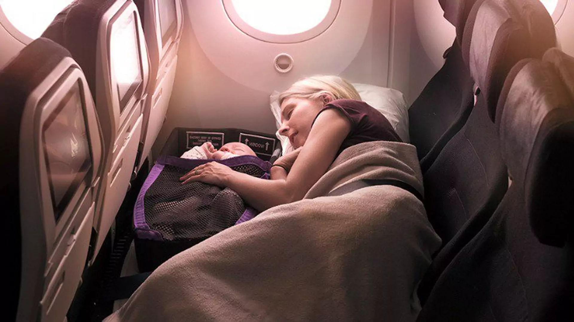 Linie lotnicze wprowadzają strefę do spania dla mam z dziećmi