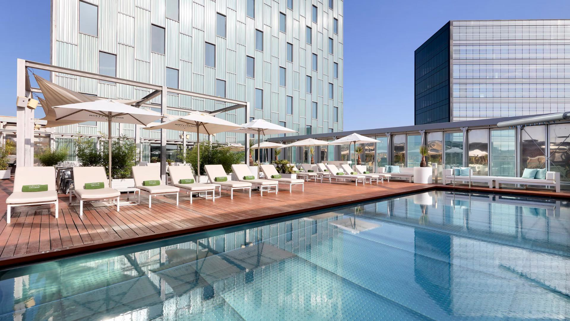 Hoteles abren piscinas al público sin ser huésped