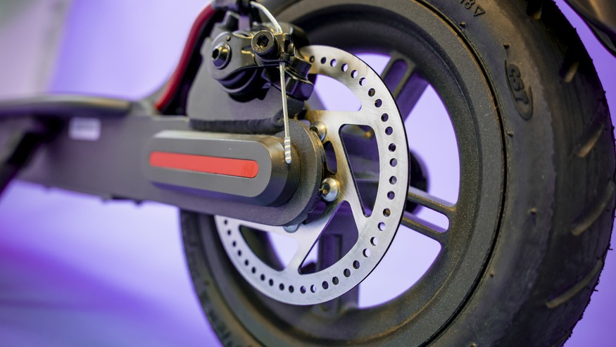 Die ab Werk eingestellte Scheibenbremse beim Xiaomi Mijia M365 ist schwach. Der Fahrer sollte sie nachziehen.