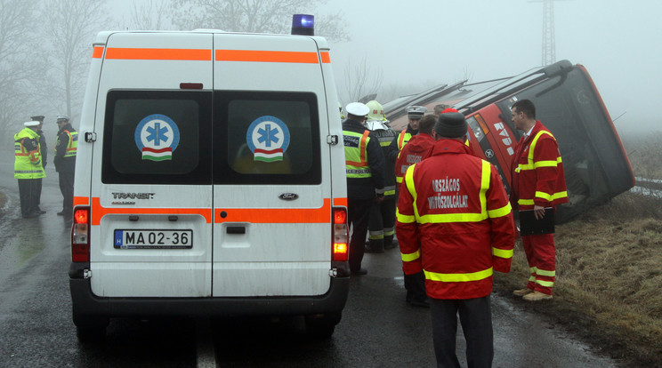 Így mentették az utasokat és a buszt Kislángon / Fotó: Farkas-Bozsik Gábor tűzoltó alezredes