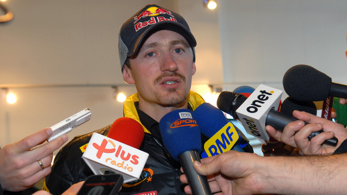 ADAM MAŁYSZ wcale nie skończył ze sportem! Po prostu zamienił narty na cztery kółka! Nasz mistrz po skokach narciarskich planuje wystartować w rajdzie Paryż-Dakar w 2012 roku. Małysz słynie z zamiłowania do motoryzacji. Prywatnie jeździ samochodem BMW, ale jego pierwszym samochodem był, jak przyznał, poobijany volkswagen golf, którego przywiózł ze szwagrem w 1996 roku z Holandii.

Zdjęcie: Ons