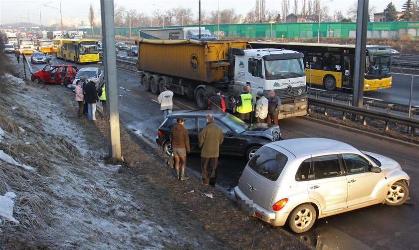 Katowice .  Karambol na zdjezdzie z autostrady A4