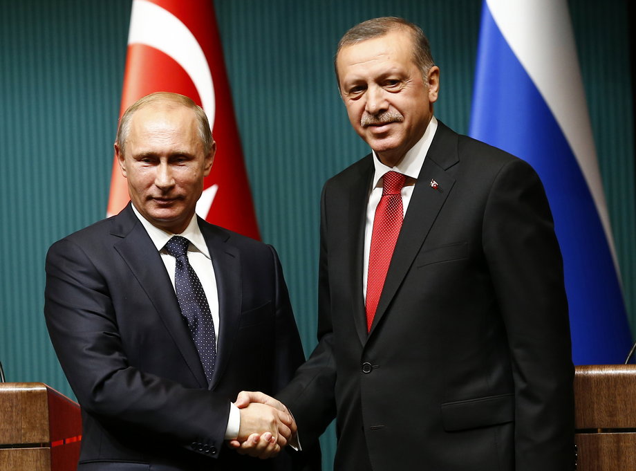Russia's President Vladimir Putin (L) shakes hands with Turkey's President Tayyip Erdogan after a news conference at the Presidential Palace in Ankara December 1, 2014.