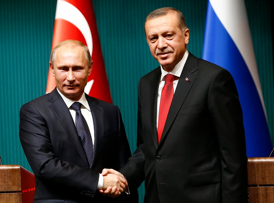 Russia's President Vladimir Putin (L) shakes hands with Turkey's President Tayyip Erdogan after a news conference at the Presidential Palace in Ankara December 1, 2014.