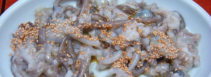 Na koreańskie danie sannakji składają się owoce morza, które… nie są martwe. Małe, żywe ośmiornice są krojone i polewane olejem sezamowym. Kiedy potrawa ląduje na talerzu, macki nadal się wiją, a po spożyciu przyklejają się do podniebienia. Jeśli przyssawki przyczepią się do przełyku, mogą powodować uduszenie. Potrawa podawana jest więc wyłącznie na odpowiedzialność klienta.