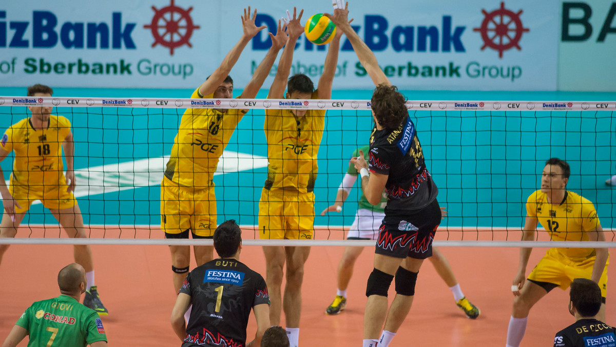 PGE Skra Bełchatów przegrała pierwsze starcie drugiej fazy play off Ligi Mistrzów siatkarzy z Sir Safety Perugia 2:3 (17:25, 25:20, 23:25, 25:23, 14:16). Mistrzowie Polski w rewanżowym starciu - 11 marca w łódzkiej Atlas Arenie (godz. 18:00) - muszą pokonać rywali 3:0 lub 3:1, by awansować bezpośrednio do turnieju Final Four rozgrywek. Wygrana 3:2 skaże obie ekipy na walkę w tzw. "złotym secie".