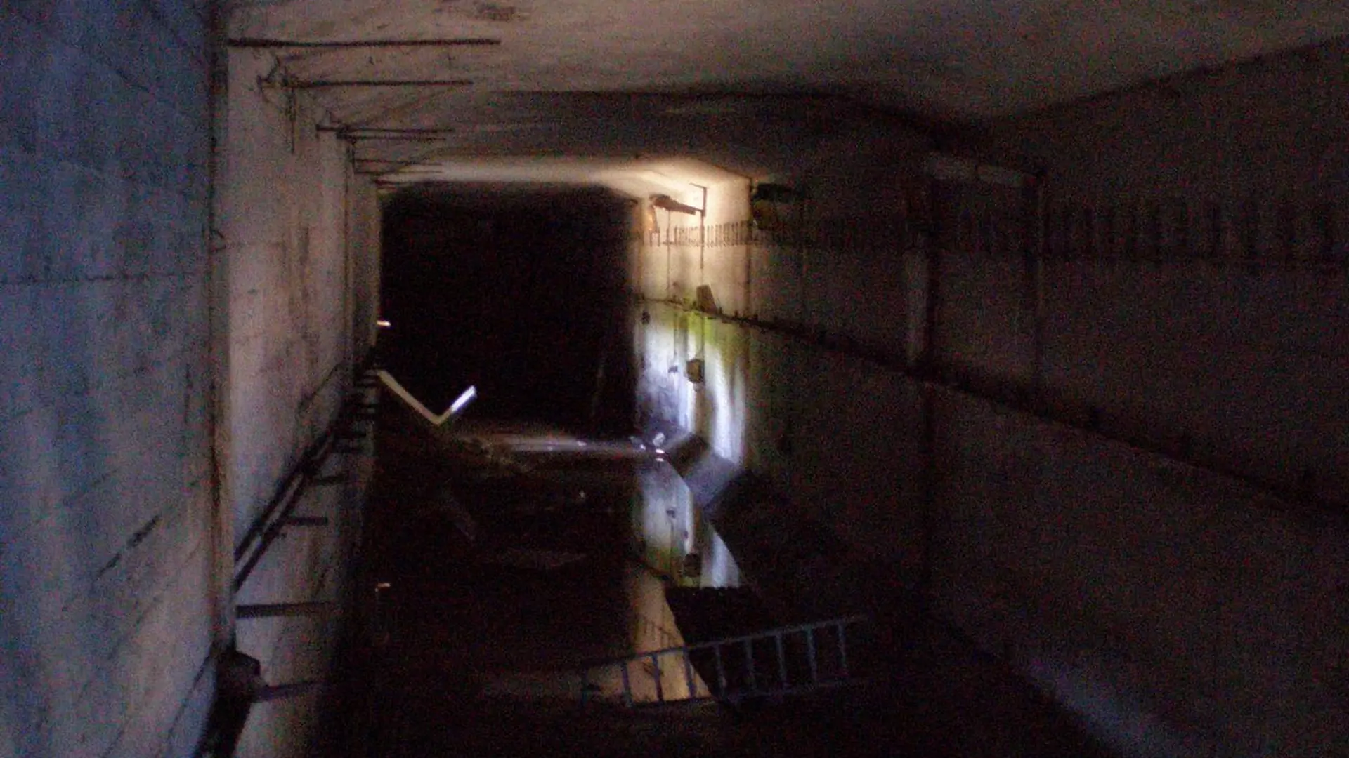 Opuszczony tunel metra w Warszawie. Odwiedzanie go jest nielegalne