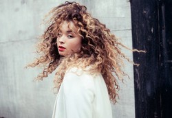 Niesamowita Ella Eyre chodzi po ścianach – zobacz!