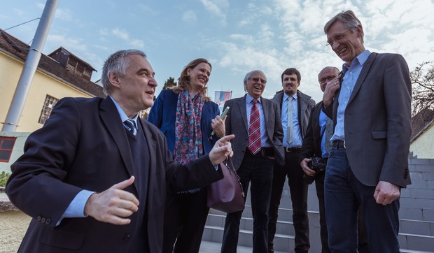 CERN u Srbiji 06 Direktor Instituta Aleksandar Bogojevic i delegacija u basti instituta