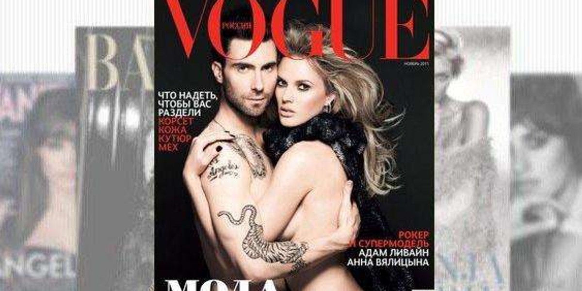 Adam Levine nago w Vogue