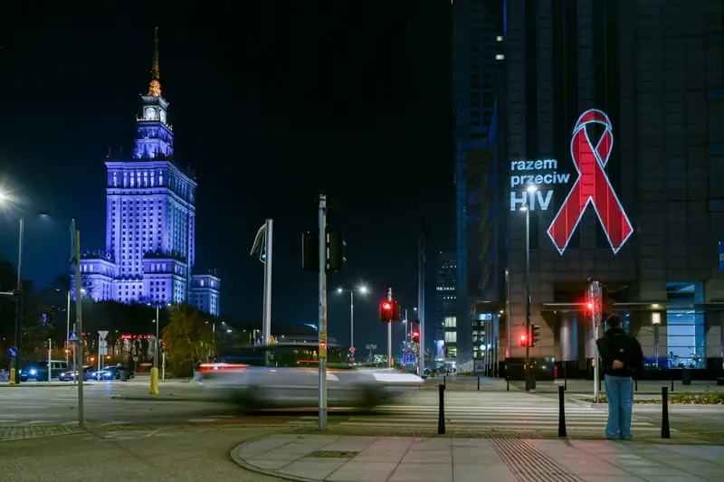 Przejazd czerwonej kokardki &quot;Razem przeciw HIV&quot; po ulicach Warszawy