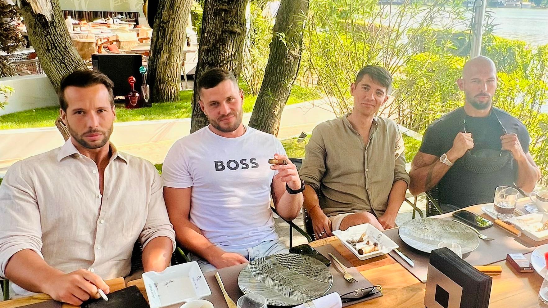 Bratia Tristan a Andrew Tateovci s poslancom Richardom Glückom a europoslancom Erikom Kaliňákom.