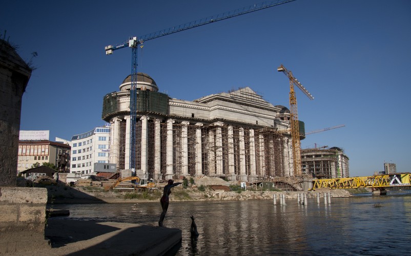 W wyniku realizacji projektu Skopje 2014 wokół centralnego placu miasta stanęło wiele pomników przypominających o świetlanych czasach macedońskiej historii. Wśród nich są XIX-wieczni macedońscy bohaterowie, średniowieczny car Samuel (którego Bułgarzy również uważają za swojego), bizantyjski cesarz Justynian I, który urodził się w Skopje. Obok – dwaj świeci: Cyryl i Metody, którzy stworzyli cyrylicę. Centrum sceny przypadło monumentalnemu posągowi Aleksandra Wielkiego z brązu. Grecki wódz otoczony jest wojownikami, których z kolei otacza konstrukcja tańczącej fontanny z rzeźbami lwów.
