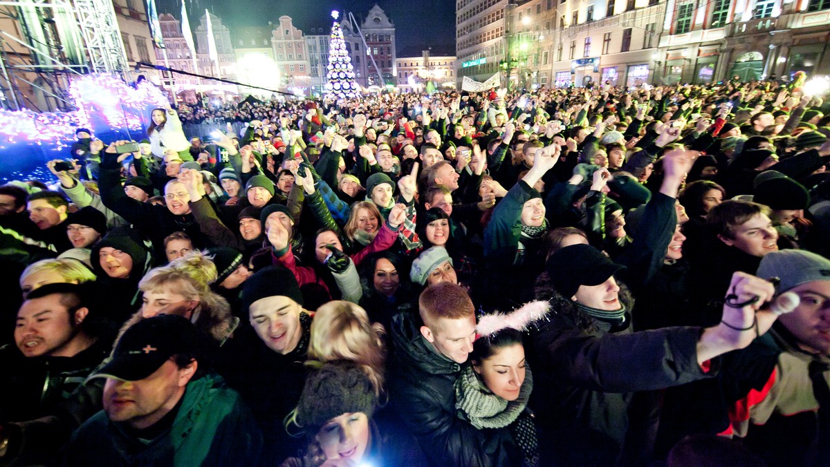 Najważniejszym wydarzeniem weekendu było oczywiście powitanie nowego roku, ale nie tylko zmiana daty jest godna zapamiętania. Z pierwszym dniem 2012 roku wchodzi w życie kilka nowych przepisów i podwyżek. Lekarze sprzeciwiają się pewnym ustaleniom nowej ustawy refundacyjnej i mają "ponosić konsekwencje". Rosyjska policja znów tłumiła demonstracje, a Iran wystrzelił rakiety "średniego zasięgu".