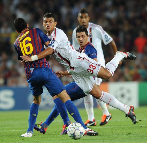 Thiago Silva wpada na Sergio Busquetsa w meczu FC Barcelona - AC Milan z 13.09.2011