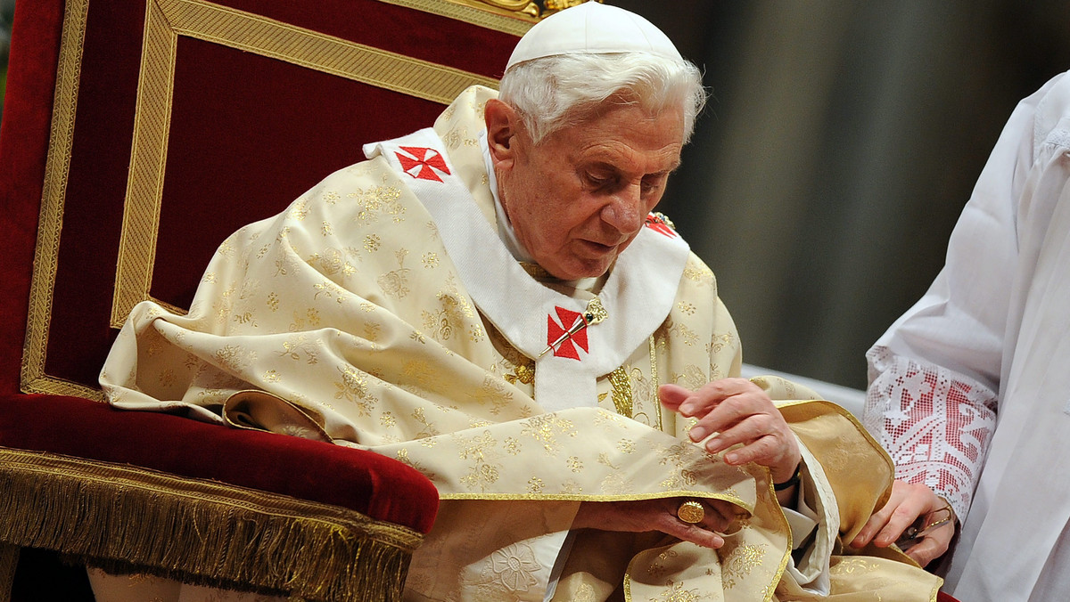 Papież Benedykt XVI przewodniczył w wigilijny wieczór pasterce w bazylice św. Piotra. W homilii mówił, że jeśli chce się znaleźć Boga, trzeba porzucić fałszywą pewność i intelektualną pychę. Apelował, by dostrzegać więcej niż tylko "błyszczący" aspekt Świąt.