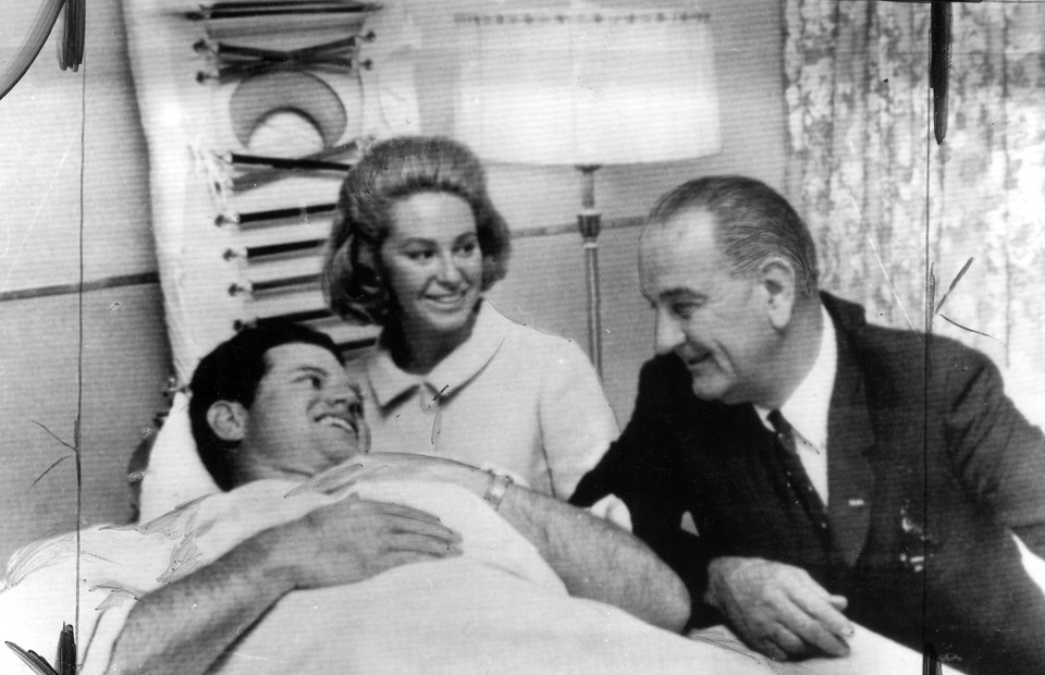 Ted Kennedy dochodzi do siebie po katastrofie lotniczej (1964)