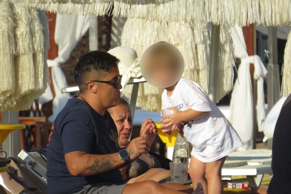 (EKSKLUZIVNI PAPARACO) MARIJA ŠERIFOVIĆ SA SINOM NA PLAŽI Uhvatili smo ih u Crnoj Gori kako uživaju na odmoru: Mali Mario poprskao mamu vodom nasred plaže, pa prasnuo u smeh